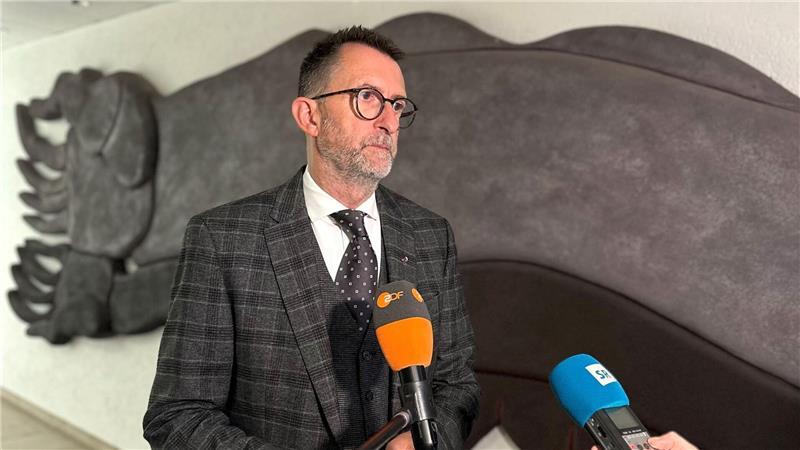 Polizist mit Waffe von Kommissaranwärter getötet Der saarländische Innenminister Reinhold Jost (SPD) zeigte sich nach der Sitzung des Innen- und Justizausschusses noch immer geschockt von der Gewalttat in Völklingen, bei der ein Polizist erschossen wurde.