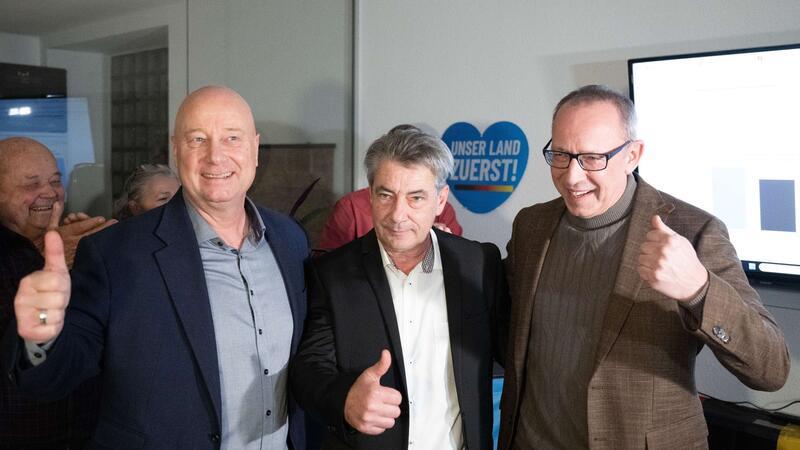 Der sächsische AfD-Generalsekretär Jan Zwerg (l-r), AfD-Kandidat Tim Lochner und der sächsische AfD-Vorsitzende Jörg Urban jubeln während der Wahlparty ihrer Partei.