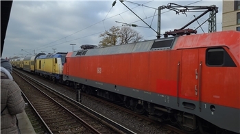 Der schadhafte Zug ist von einer Diesellok in den Bahnhof Neugraben gezogen.