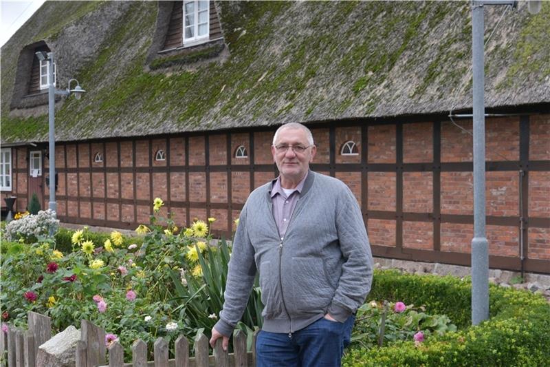 Kutenholzer Bürgermeister macht Schluss mit Politik Der scheidende Bürgermeister Gerhard Seba an seinem Lieblingsplatz in Kutenholz: vor dem Heimathaus des Heimat- und Kulturkreises, dessen Vorsitzender er inzwischen ist. Foto: Beneke