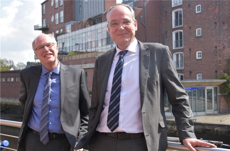 Der scheidende und der neue Direktor des Amtsgerichts Buxtehude : Dr. Norbert Aping (links) übergibt das Ruder an Matthias Bähre. Foto Felsch