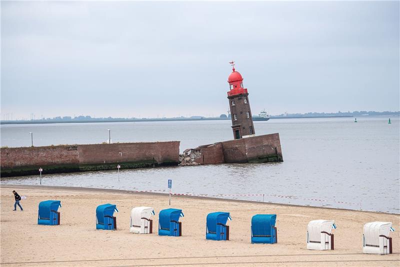 Der schief stehende Moleturm.