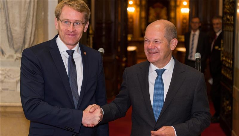 Der schleswig-holsteinische Ministerpräsident Daniel Günther (CDU, links) und Hamburgs erster Bürgermeister Olaf Scholz (SPD) reichen sich im Rathaus in Hamburg die Hände. Foto Gateau/dpa