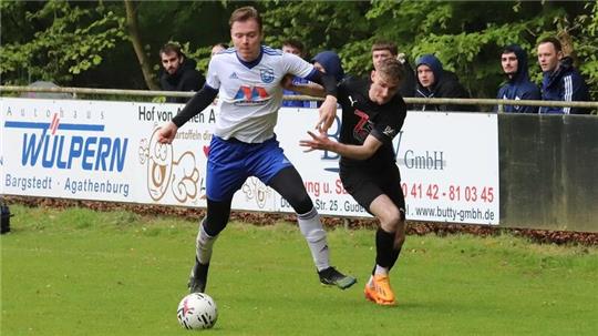 Der schnelle Eric Becker (rechts, SV Agathenburg/Dollern) setzt sich gegen Mattes Hauschildt (ASC Cranz-Estebrügge II) durch.