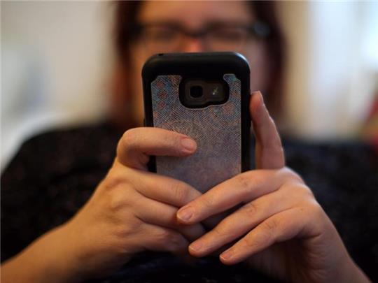 Der schnelle Wechsel von einem Handy zum nächsten ist einer Studie zufolge bei vielen Verbrauchern passé. Foto: Yui Mok/PA Wire/dpa