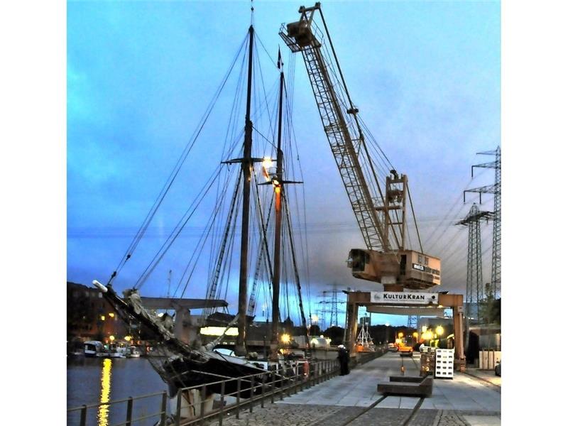 Das Geheimnis der „Undine“ Der schöne Gaffelschoner „Undine“ liegt still am Lotsekai im Binnenhafen. Der Kapitän ist abtaucht.