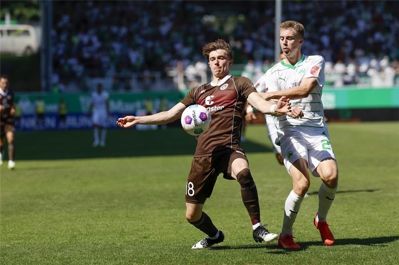 Wirbel erst am Schluss: Pauli mit Nullnummer bei Greuther Fürth Der schottische Neuzugang Scott Banks (l) vom FC St. Pauli ist bei seinem Zweitliga-Debüt mit Gian-Luca Itter von Greuther Fürth im Zweikampf. Foto: Daniel Löb/dpa