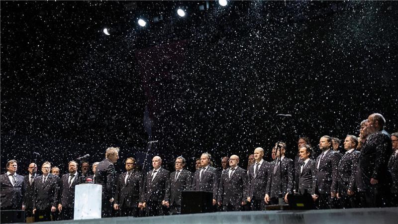 Der schreiende Männerchor singt auf der verschneiten Hauptbühne in Oulu.