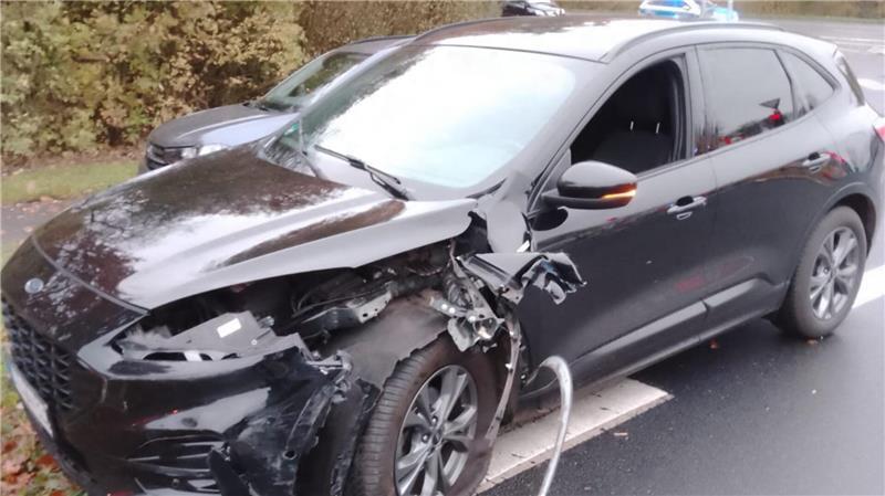 Heftiger Unfall auf der L111 bei Stade – ein Autofahrer verletzt Der schwarze Ford Kuga des Fahrers aus Hammah ist deutlich in Mitleidenschaft gezogen.