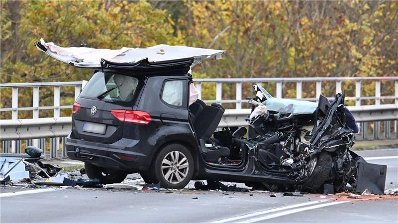 Auto stürzt in Mittellandkanal - viele Fragen bleiben offen Der schwarze Pkw wurde völlig zerstört. Das Dach des Wagens ist größtenteils abgerissen.