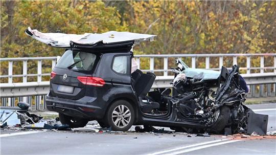 Auto stürzt in Mittellandkanal - viele Fragen bleiben offen Der schwarze Pkw wurde völlig zerstört. Das Dach des Wagens ist größtenteils abgerissen.
