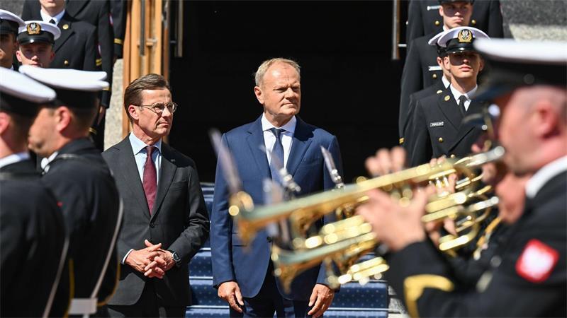 Der schwedische Regierungschef Ulf Kristersson und sein polnischer Amtskollege Donald Tusk vor der Unterzeichnung eines Deals über den Kauf von drei schwedischen U-Booten für Polen.