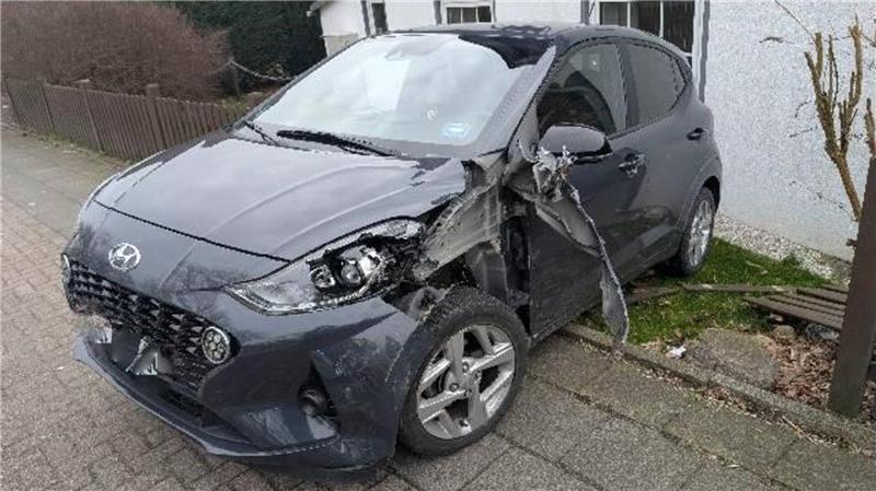 Der schwer beschädigte Hyundai landete im Vorgarten.