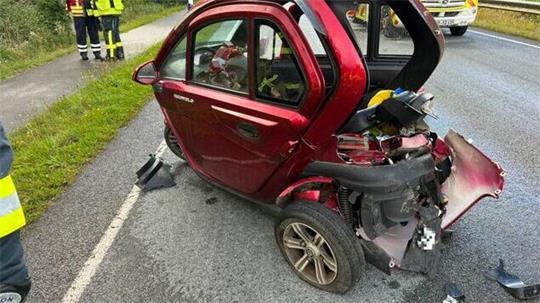 Der schwer beschädigte Kabinenroller steht nach dem Unfall auf der B495 bei Osten.