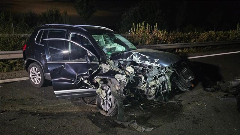 Drei Autos krachen auf der A26 bei Dollern ineinander – Zwei Verletzte Der schwer beschädigte VW Tiguan nach dem Unfall.