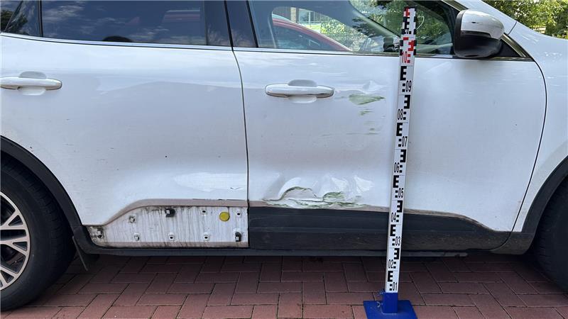 Der schwer beschädigte weiße Ford Kuga.