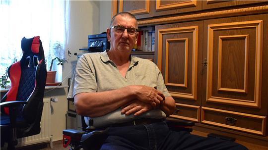 Der schwer kranke Klaus-Dieter Vollmers erklärt in seiner Stube in Kutenholz seine bewegende Geschichte.