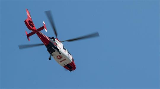 Der schwer verletzte Fahrschüler wurde mit dem Rettungshubschrauber in ein Krankenhaus gebracht. (Symbolbild)