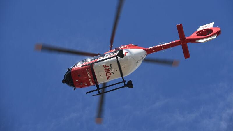 Der schwer verletzte Junge wurde mit dem Rettungshubschrauber ins Krankenhaus geflogen.