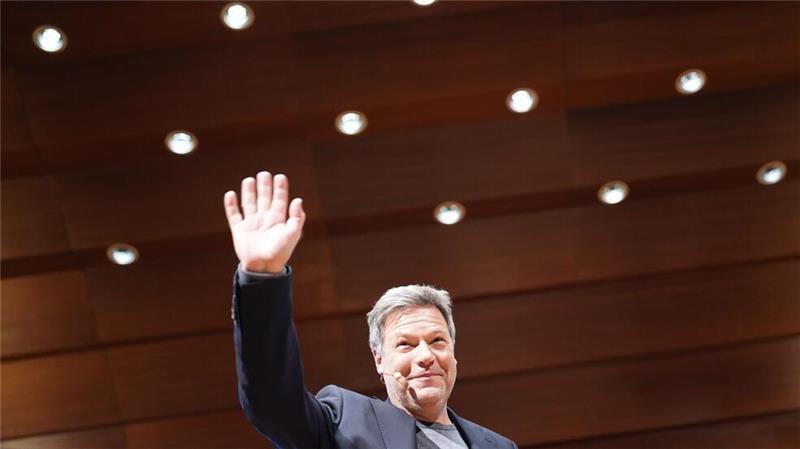 Habeck: Fehlende Weltoffenheit führt zu schweren Schäden Der schwerste wirtschaftliche Schaden, den Deutschland haben kann, ist nach Ansicht von Bundeswirtschaftsminister Robert Habeck, kein weltoffenes Land zu sein.
