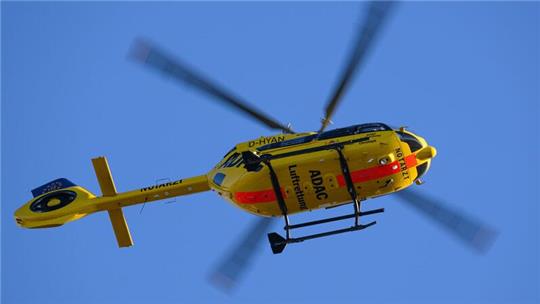 Ein ADAC-Rettungshubschrauber in der Luft.
