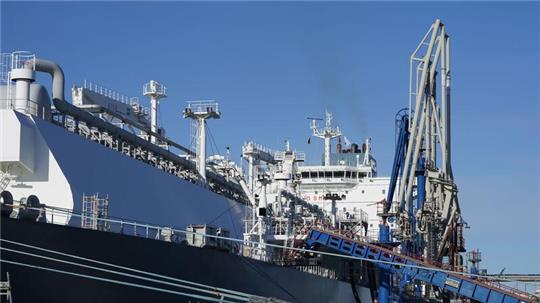 Der schwimmende LNG-Terminal „Höegh Gannet“ liegt am Kai des Elbehafens Brunsbüttel Ports.