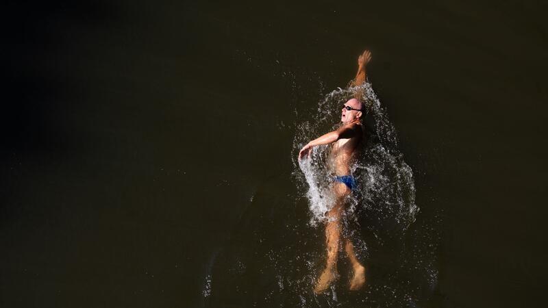 Der „schwimmende Professor“ beginnt seinen Weg in Smirice (Tschechien).