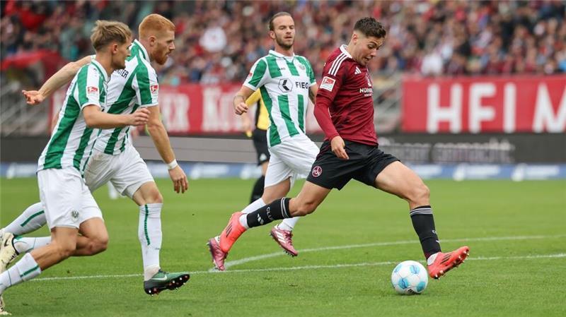 Der sehr agile Stefanos Tzimas (r) erzielt das 1:0 für Nürnberg.