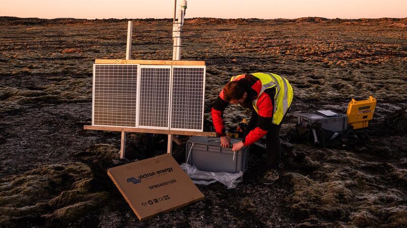Zahl der Erdbeben in Island geht leicht zurück Der seismische Geologe Tom Winder arbeitet bei Grindavik an einem Seismographen.