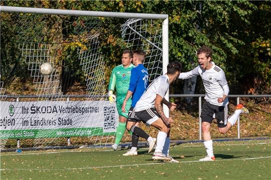 Der seit Wochen stark spielende Jan Fock (rechts) bejubelt sein 1:0. Den Hedendorfer Angriff zur Führung gegen Stade hat er selbst initiiert. Foto: Schmietow