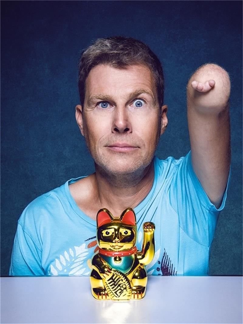 In Buxtehude gehen Humor und Inklusion Hand in Hand Der selbst ernannte Erfinder der Winkekatze, Martin Fromme, beweist mit seiner politisch unkorrekten Comedy ein glückliches Händchen. Foto: Olli Haas