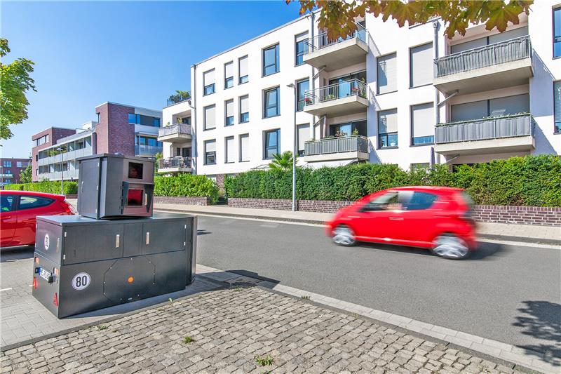 Der semistationäre Radar-Trailer blitzt auf allen Spuren in alle Richtungen. Foto: Jenoptik
