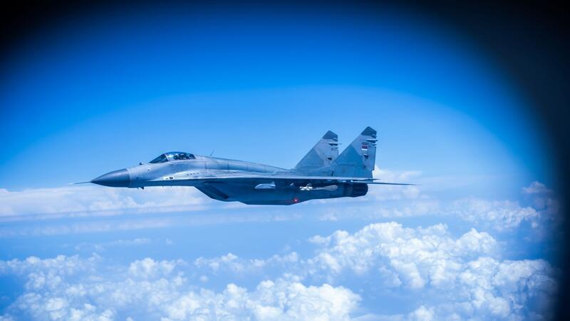 EU und Serbien schmieden Lithium-Pakt für E-Autos Der serbische Präsident Vucic ließ Kanzler Scholz bei An- und Abreise von serbischen Kampfjets sowjetischer Bauart eskortieren.