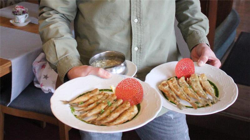 Der servierfertige Stint, der beträufelt mit Zitrone und Zwiebelwasser noch besser mundet.