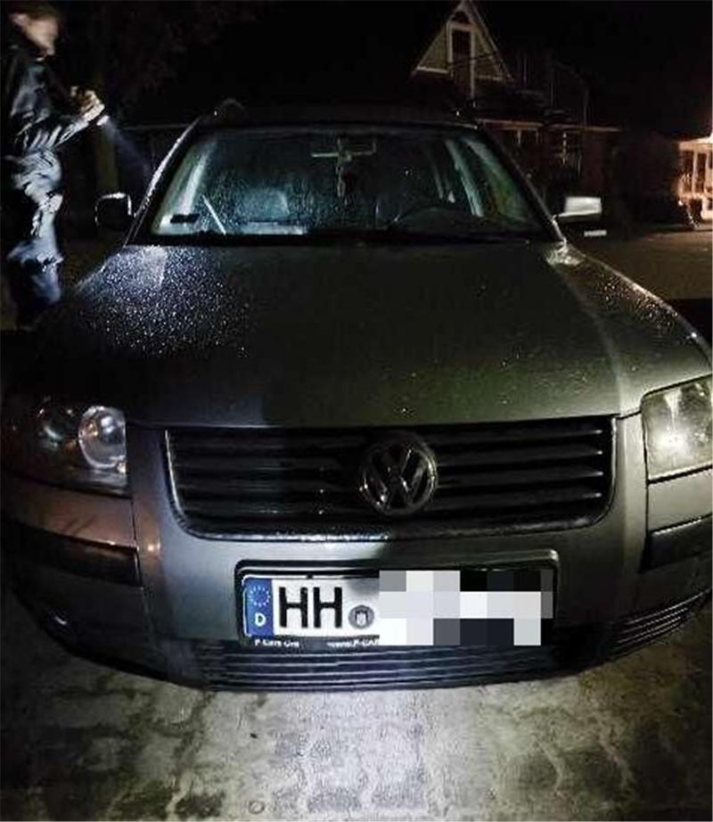 Der sichergestellte Passat mit Hamburger Kennzeichen scheint das mutmaßliche Täterfahrzeug zu sein.