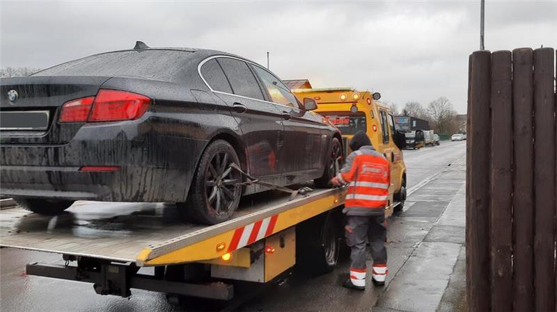 Auch in Stade: Razzien gegen Schleuserbande - Fünf Festnahmen Der sichergestellte Wagen wird abgeschleppt.