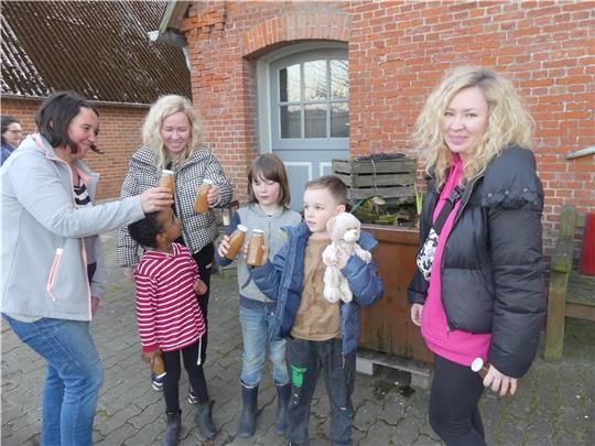 Der siebenjährige Stepan (Zweiter von rechts, mit Bär „Bonita“) taut langsam auf und spielt unbefangen mit den Kindern Aisha (5) und Magnus (8) von Hebamme Iris Freyer (links), die die Unterbringung in der Hofmosterei von Cornelia Buchholt 