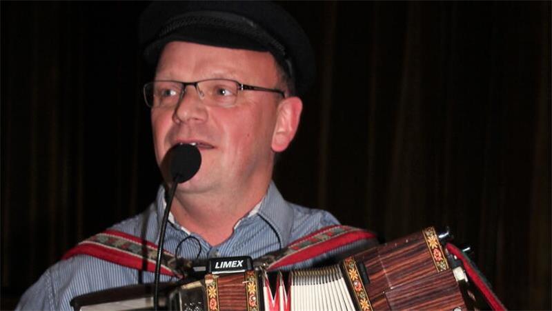 Zwei musikalische Highlights in der Kutenholzer Festhalle Der singende Ostfriese Hero Hinrichs sorgt mit Witz und Akkordeon für Stimmung.