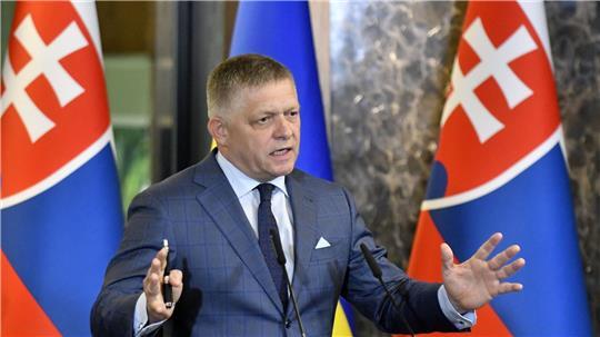 Der slowakische Ministerpräsident Robert Fico spricht während einer Pressekonferenz nach einem Treffen mit dem ukrainischen Präsidenten Selenskyj. 