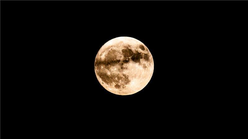 Der sogenannte Erdbeermond über dem Schluchsee in Baden-Württemberg.
