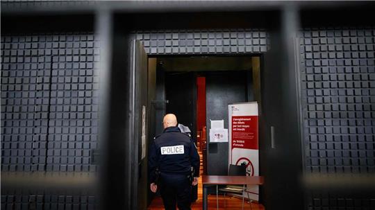 Der sogenannte Maskenmann hat vor Gericht in Frankreich bestritten, den kleinen Jonathan getötet zu haben.