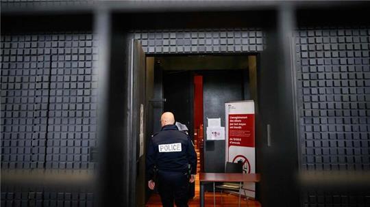 Der sogenannte Maskenmann hat vor Gericht in Frankreich bestritten, den kleinen Jonathan getötet zu haben.