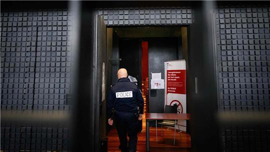 Der sogenannte Maskenmann hat vor Gericht in Frankreich bestritten, den kleinen Jonathan getötet zu haben. (Archivbild)