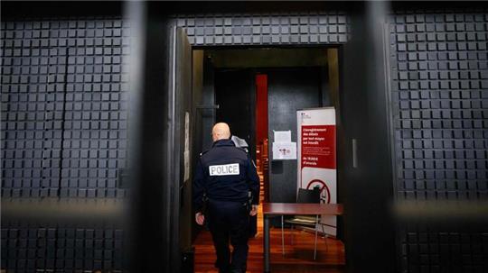 Der sogenannte Maskenmann hat vor Gericht in Frankreich bestritten, den kleinen Jonathan getötet zu haben. (Archivbild)