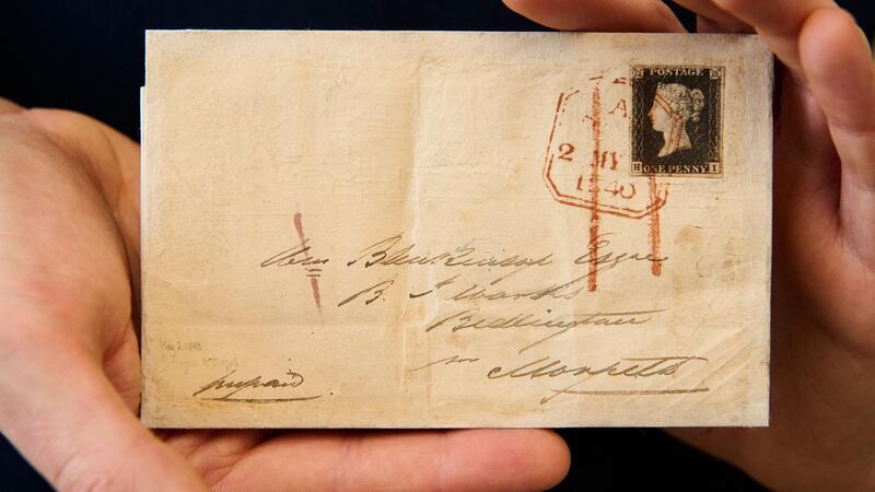 Erster Brief mit Marke könnte bei Auktion Millionen bringen Der sogenannte „Mulready“-Umschlag mit integrierter „Penny Black“-Briefmarke, soll beim Auktionshaus Sotheby’s in New York versteigert werden.