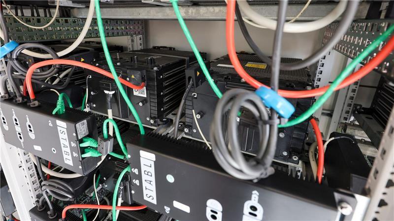 Der sogenannte Second Life Batteriespeicher besteht aus alten E-Auto-Batterien, die über die eigene Solaranlage geladen werden.