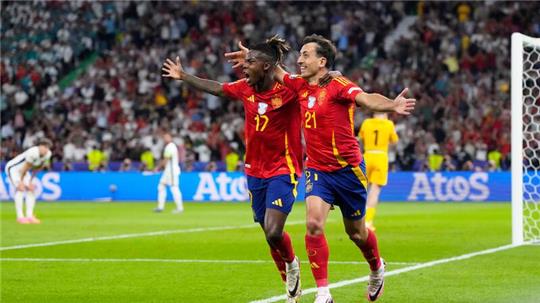 Der spanische Nationalspieler Mikel Oyarzabal jubelt nach seinem Tor zum 2:1 mit Nico Williams. 