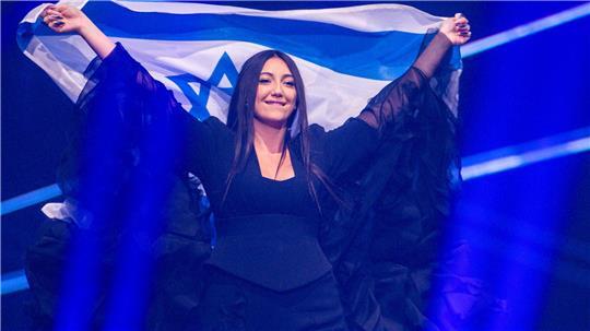 Der staatliche TV-Sender RTVE kündigte derweil an, man werde eine Überprüfung des Publikumsvotings beantragen, das die Teilnehmerin Israels(Yuval Raphael mit dem Song „New Day Will Rise“) am Samstag auf Platz 2 katapultiert hatte. 