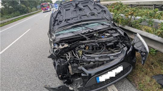 Ein stark beschädigter Pkw nach einem Unfall auf der A27.