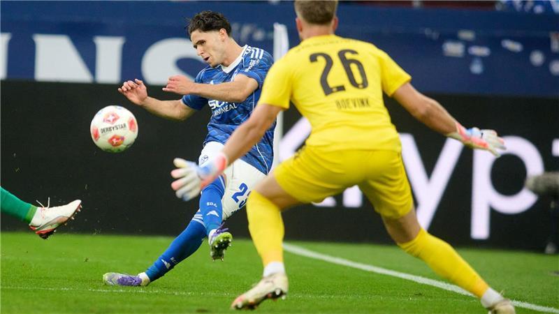 Porath schießt Schalke auf den Aufstiegsplatz Der starke Schalker El-Faouzi scheitert knapp.